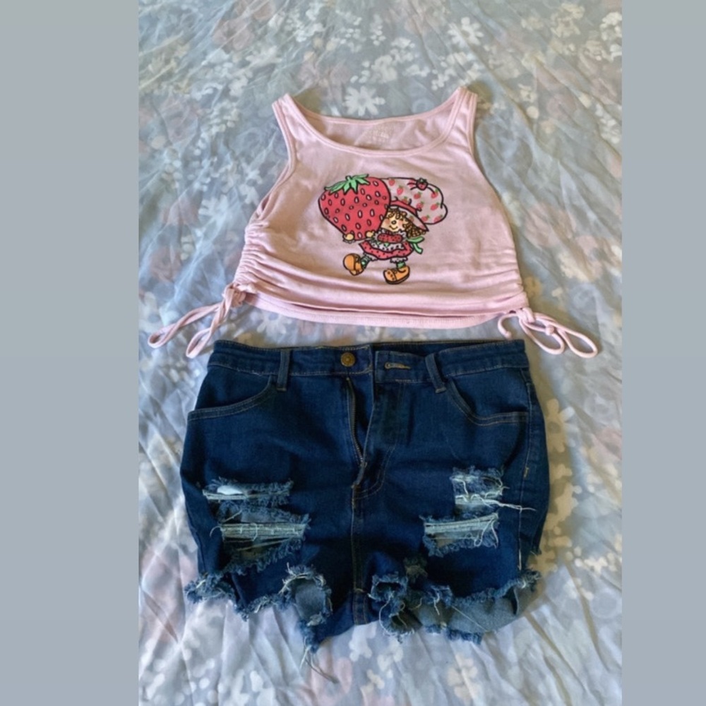 Size 6 medium ripped denim shorts